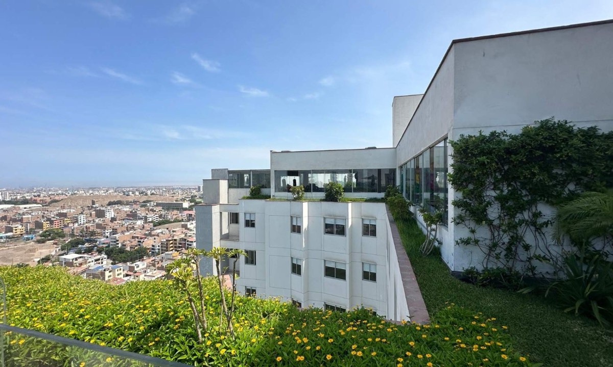 Azotea con jardín y vista panorámica a Lima en MODO