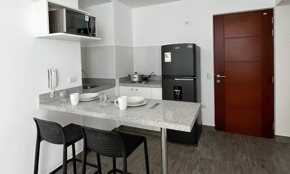 Cocina equipada con refrigeradora y microondas en MODO