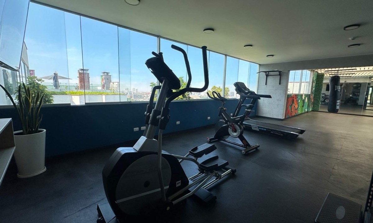 Gimnasio del edificio MODO con vista a la ciudad