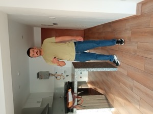 Inquilino con sus llaves dentro de su nuevo departamento