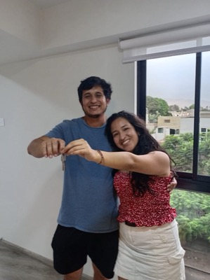 Pareja sosteniendo juntos las llaves de su departamento en alquiler